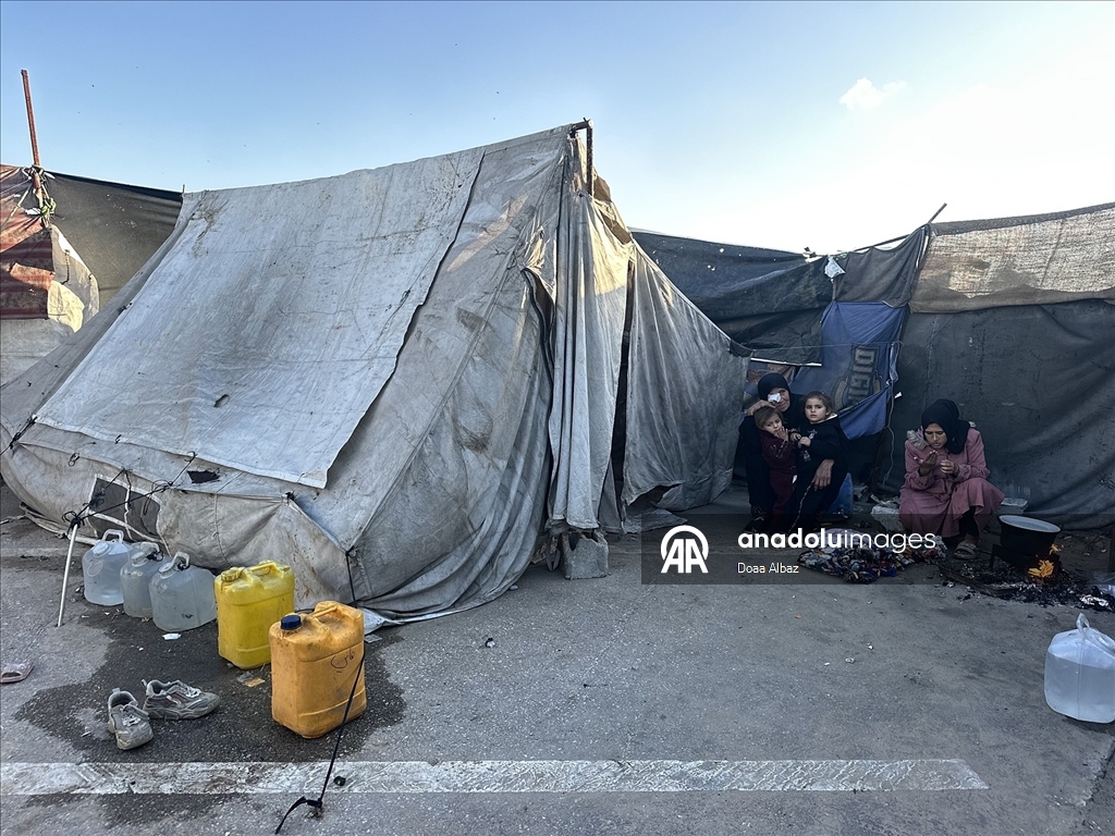 Han Yunus’ta çadırda yaşam mücadelesi veren Um Fadi, ailesiz çocuklara sahip çıkıyor