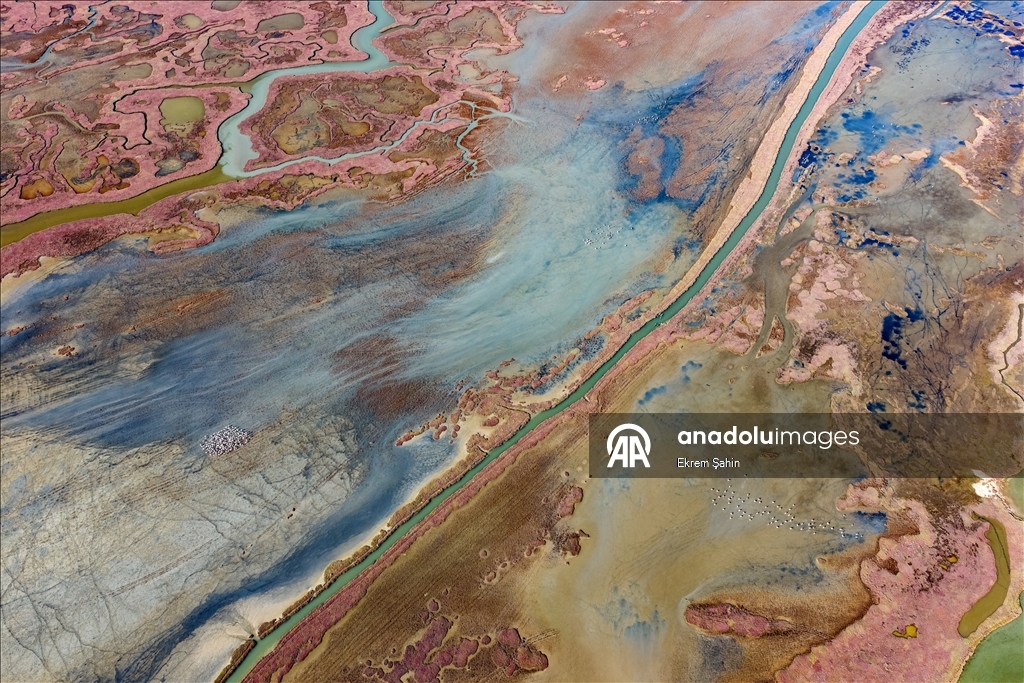 Природные узоры на поверхности воды привлекают внимание в лагуне Юмурталык