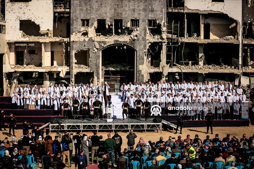 مدينة غزة.. حفل تخرج 168 طبيبًا فلسطينيا بمجمع الشفاء "المدمّر"