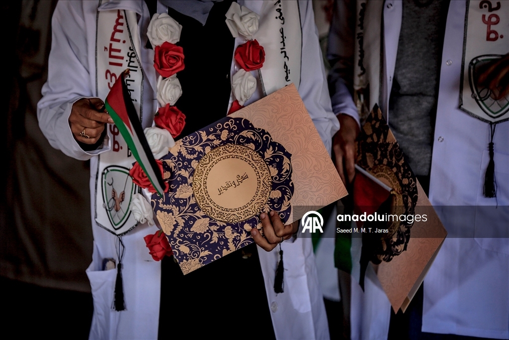 مدينة غزة.. حفل تخرج 168 طبيبًا فلسطينيا بمجمع الشفاء "المدمّر"