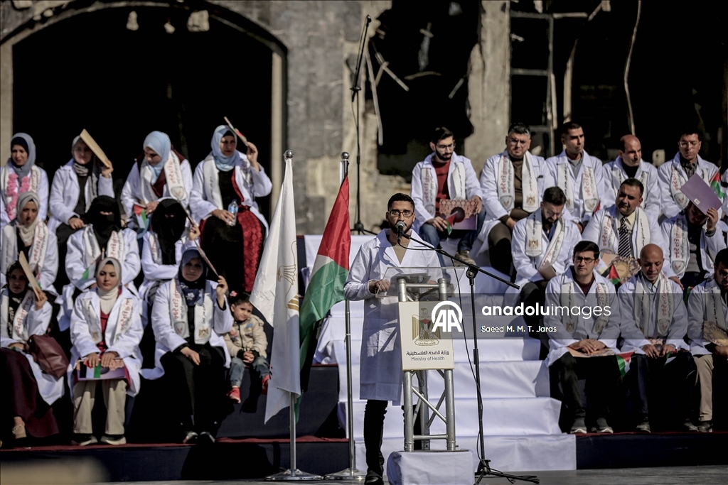 مدينة غزة.. حفل تخرج 168 طبيبًا فلسطينيا بمجمع الشفاء "المدمّر"