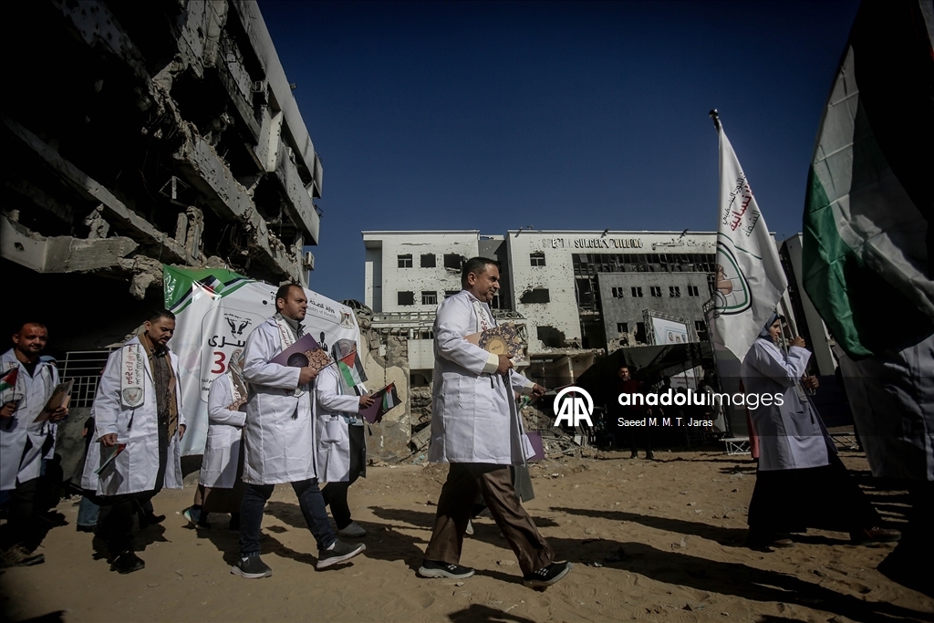 مدينة غزة.. حفل تخرج 168 طبيبًا فلسطينيا بمجمع الشفاء "المدمّر"