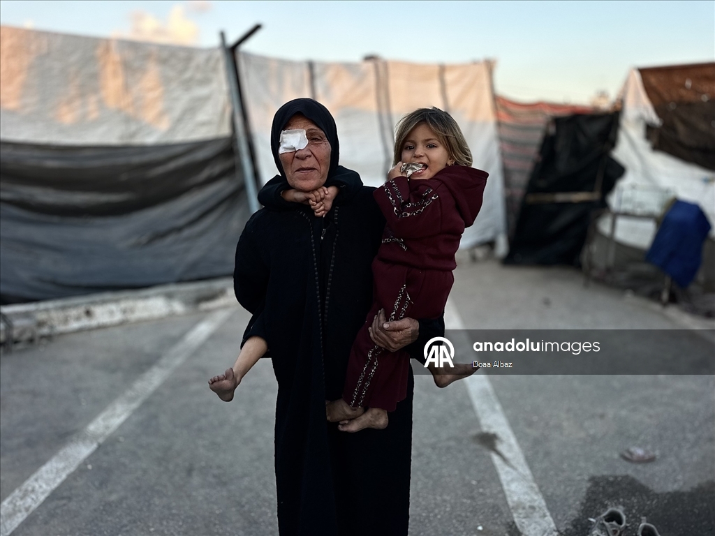 Han Yunus’ta çadırda yaşam mücadelesi veren Um Fadi, ailesiz çocuklara sahip çıkıyor