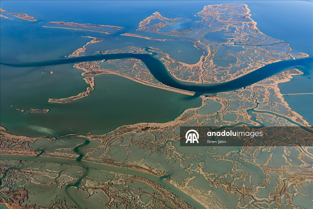 Природные узоры на поверхности воды привлекают внимание в лагуне Юмурталык