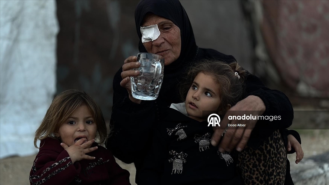 Han Yunus’ta çadırda yaşam mücadelesi veren Um Fadi, ailesiz çocuklara sahip çıkıyor