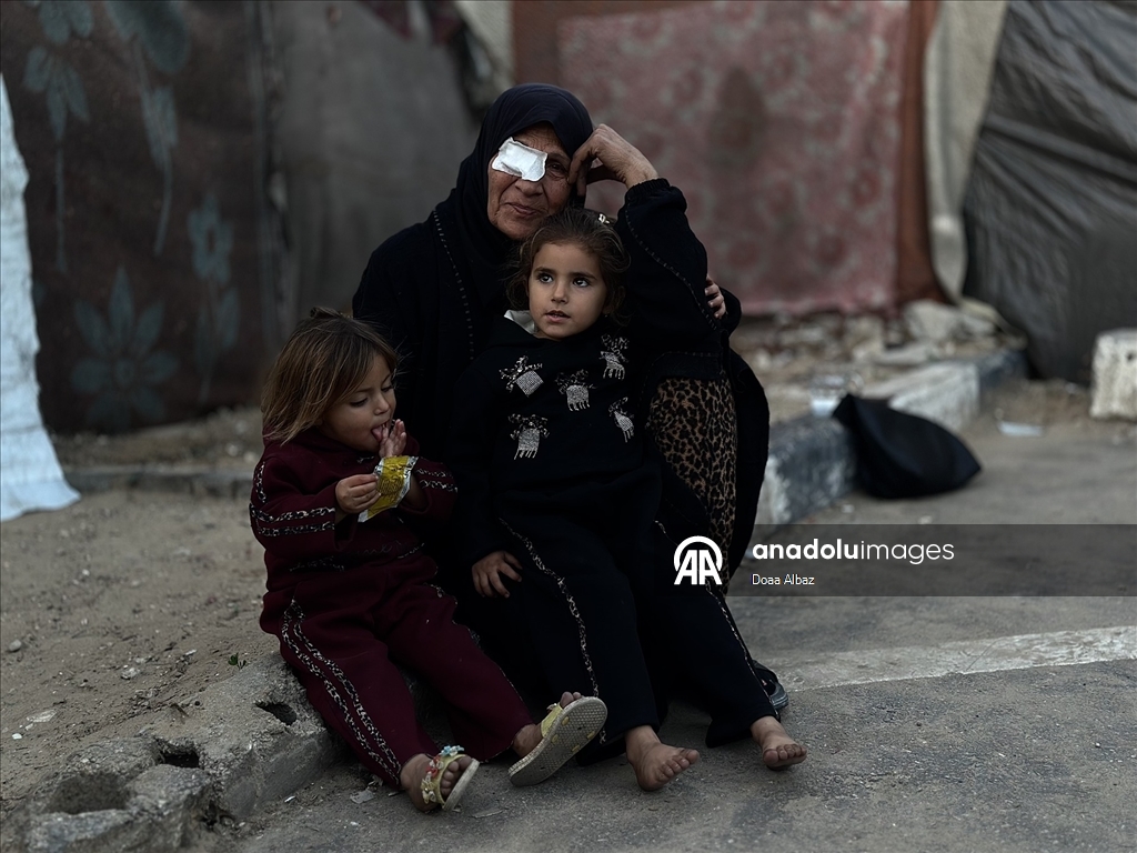 Han Yunus’ta çadırda yaşam mücadelesi veren Um Fadi, ailesiz çocuklara sahip çıkıyor