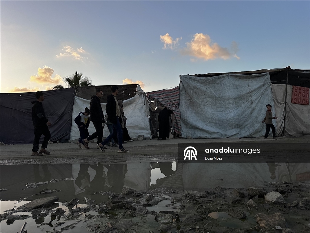 Han Yunus’ta çadırda yaşam mücadelesi veren Um Fadi, ailesiz çocuklara sahip çıkıyor