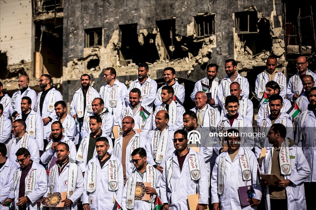 مدينة غزة.. حفل تخرج 168 طبيبًا فلسطينيا بمجمع الشفاء "المدمّر"