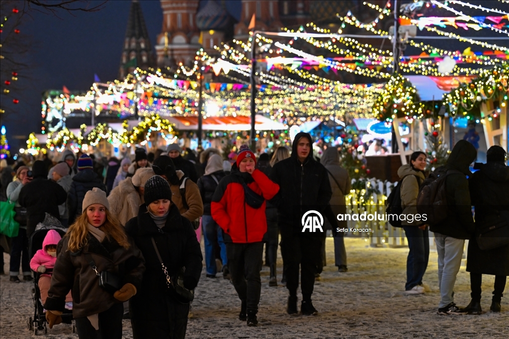 Москва сияет предновогодними огнями
