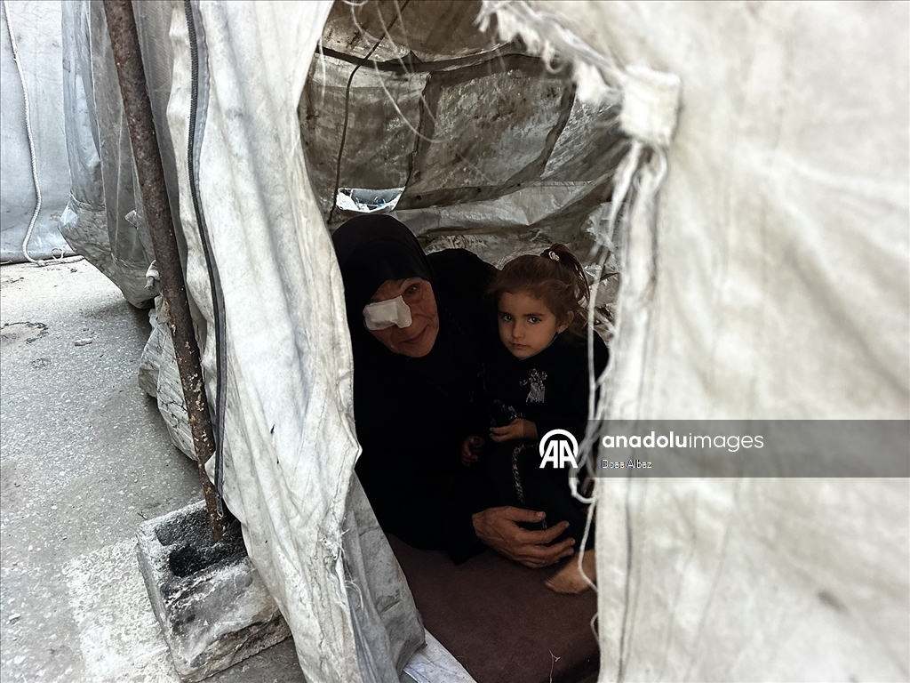 Han Yunus’ta çadırda yaşam mücadelesi veren Um Fadi, ailesiz çocuklara sahip çıkıyor