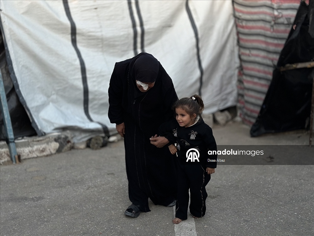 Han Yunus’ta çadırda yaşam mücadelesi veren Um Fadi, ailesiz çocuklara sahip çıkıyor