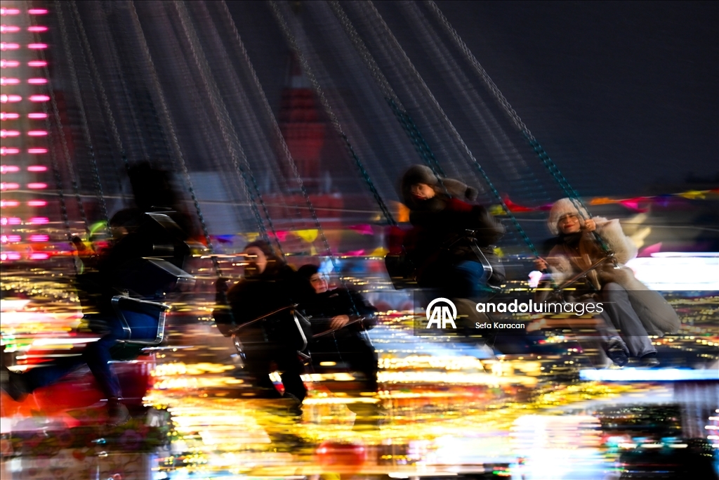 Москва сияет предновогодними огнями