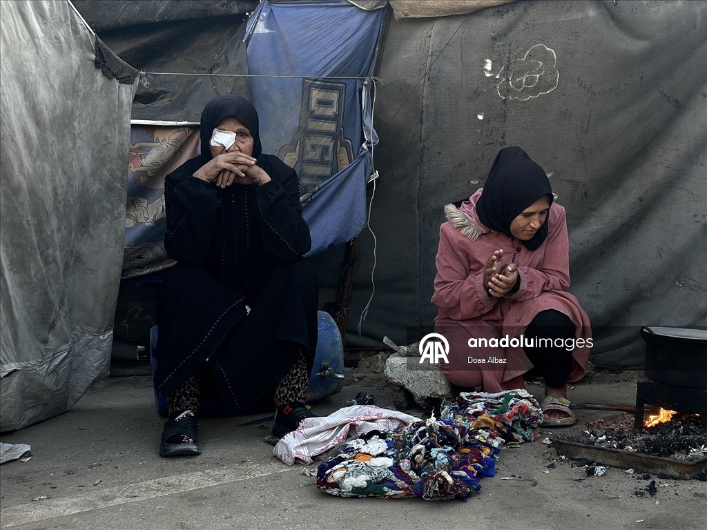 Han Yunus’ta çadırda yaşam mücadelesi veren Um Fadi, ailesiz çocuklara sahip çıkıyor