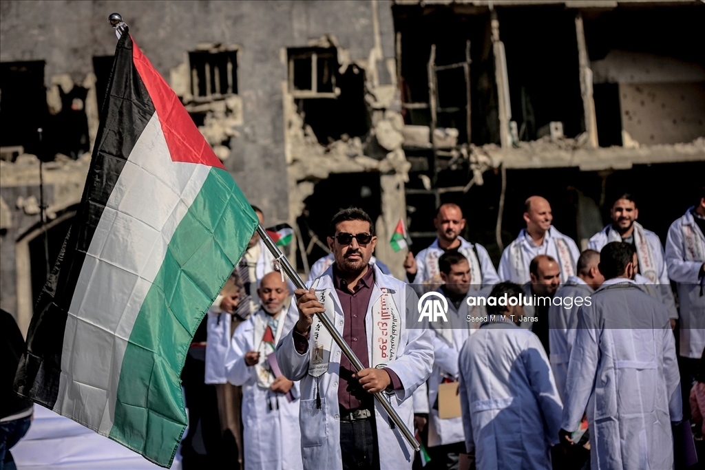 مدينة غزة.. حفل تخرج 168 طبيبًا فلسطينيا بمجمع الشفاء "المدمّر"