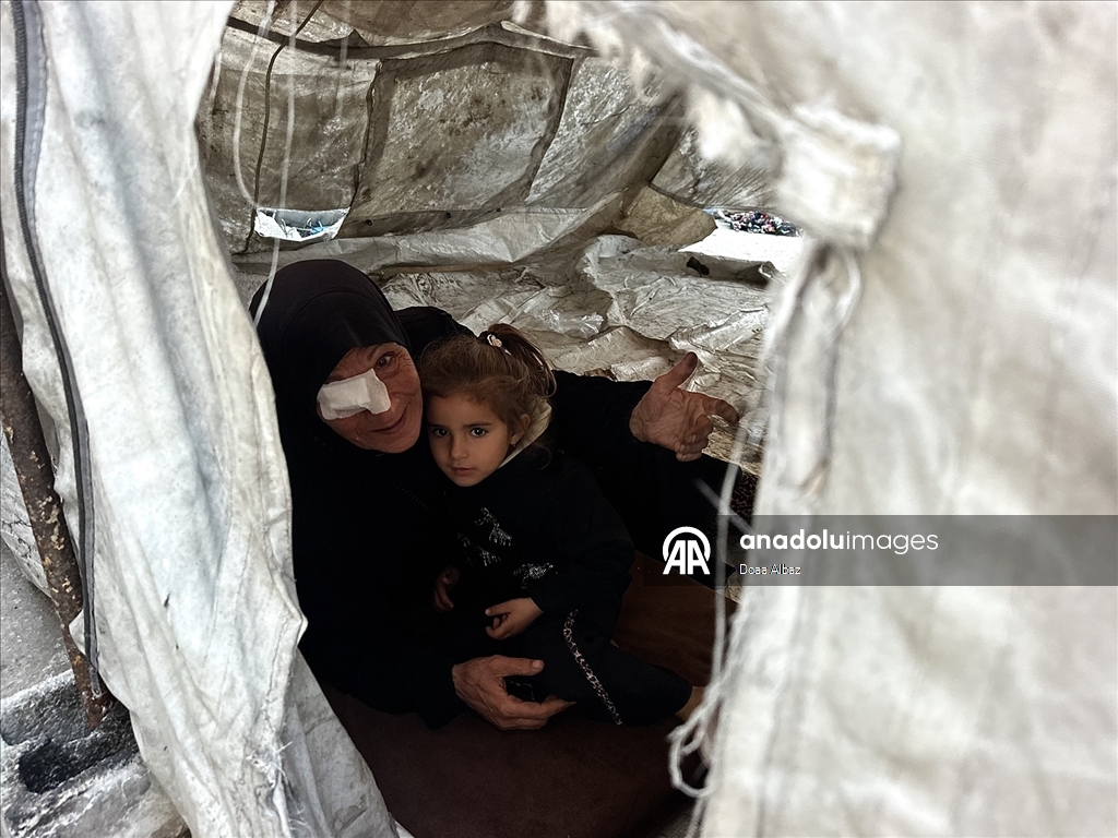 Han Yunus’ta çadırda yaşam mücadelesi veren Um Fadi, ailesiz çocuklara sahip çıkıyor