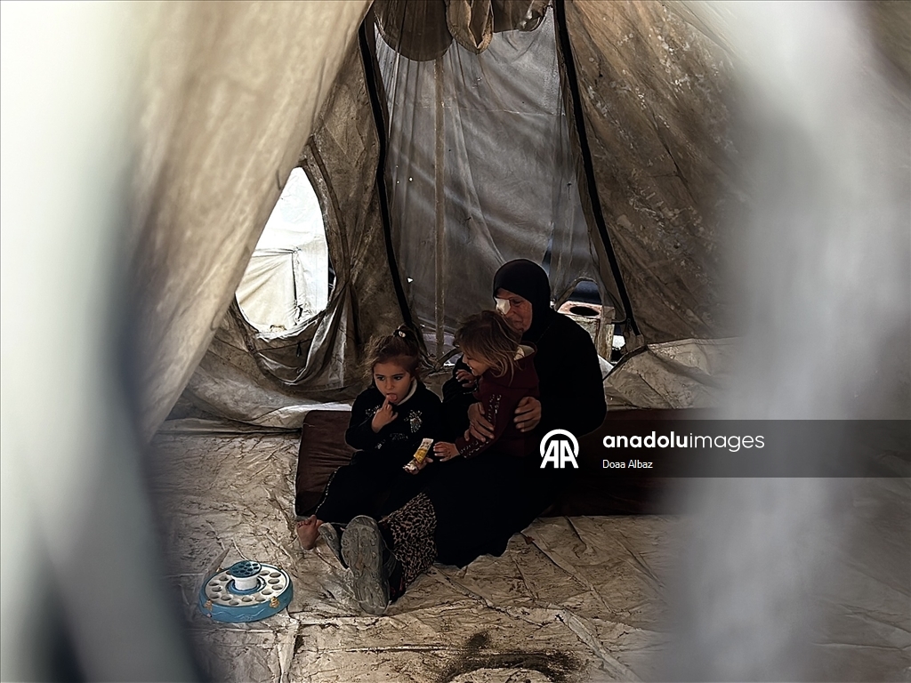 Han Yunus’ta çadırda yaşam mücadelesi veren Um Fadi, ailesiz çocuklara sahip çıkıyor