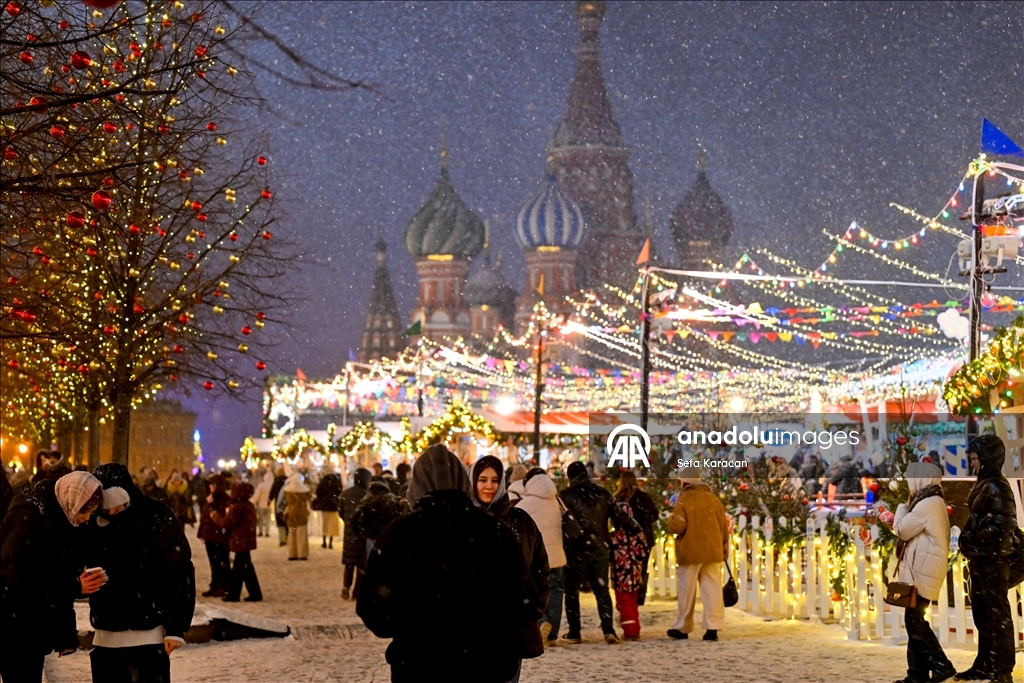 Москва сияет предновогодними огнями