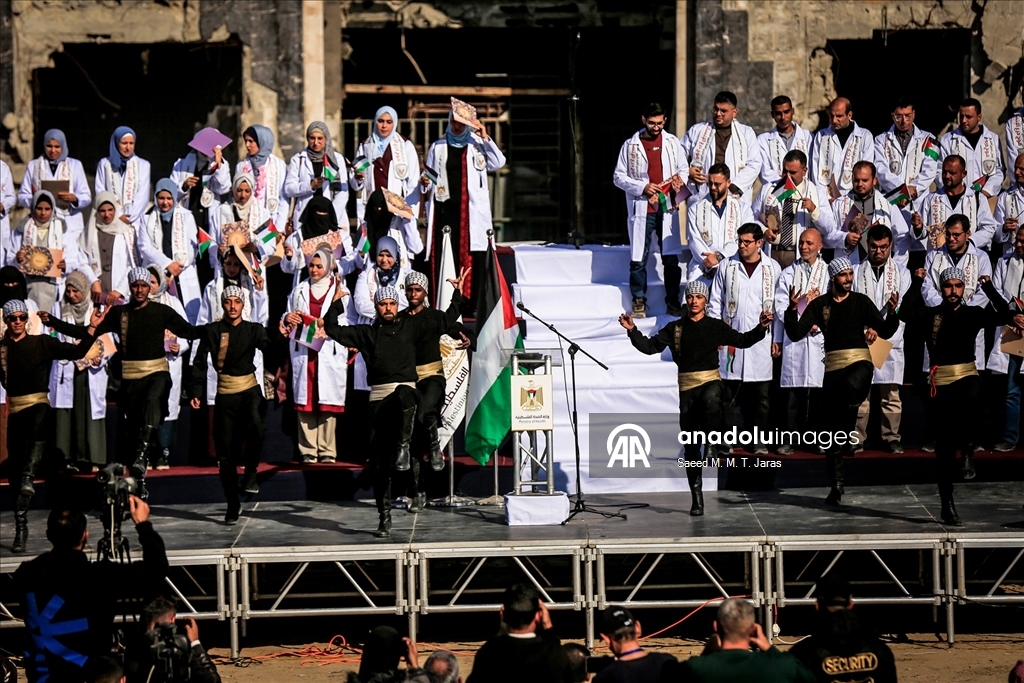 مدينة غزة.. حفل تخرج 168 طبيبًا فلسطينيا بمجمع الشفاء "المدمّر"