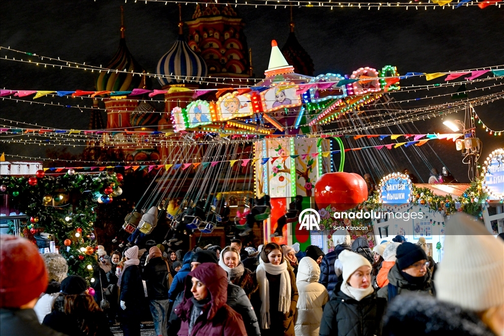 Москва сияет предновогодними огнями