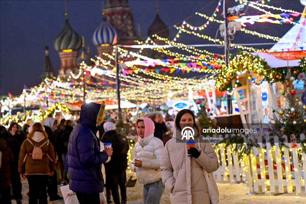 Москва сияет предновогодними огнями