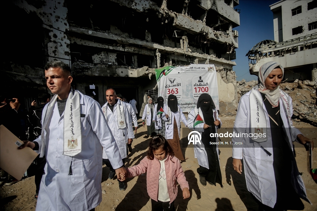 مدينة غزة.. حفل تخرج 168 طبيبًا فلسطينيا بمجمع الشفاء "المدمّر"