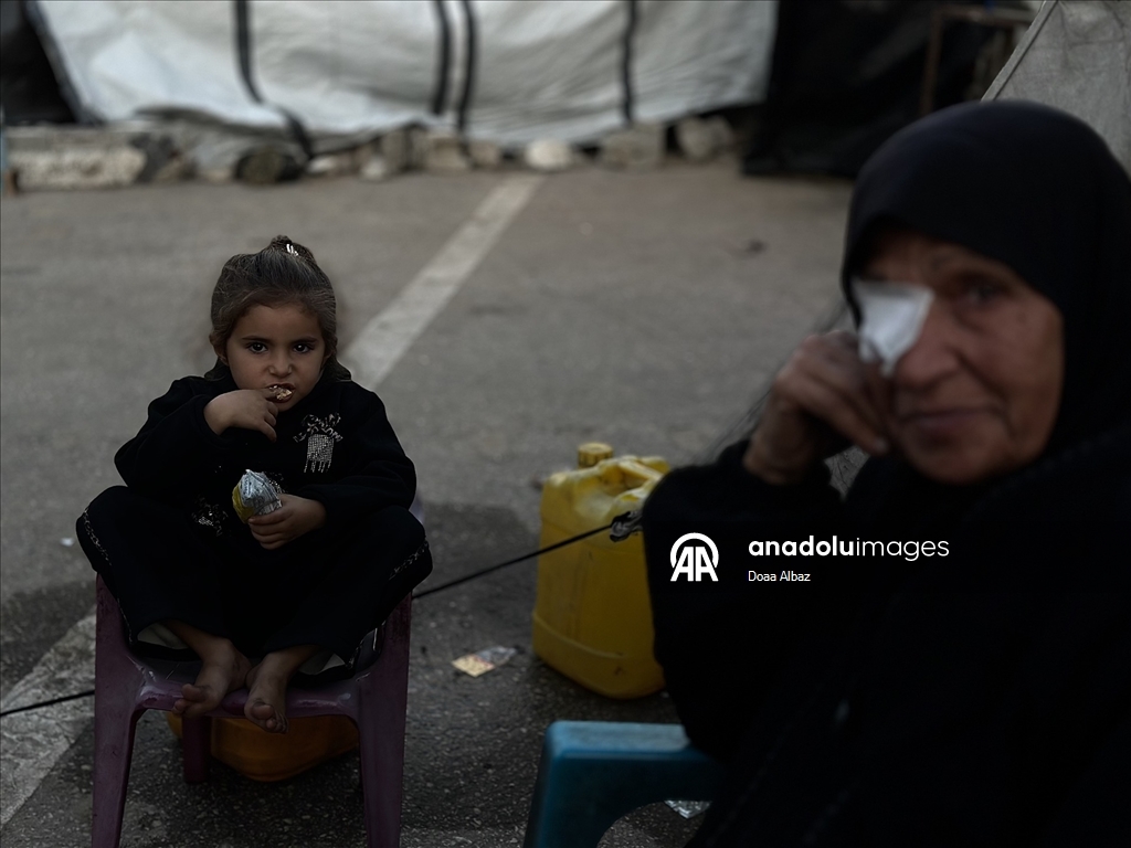 Han Yunus’ta çadırda yaşam mücadelesi veren Um Fadi, ailesiz çocuklara sahip çıkıyor