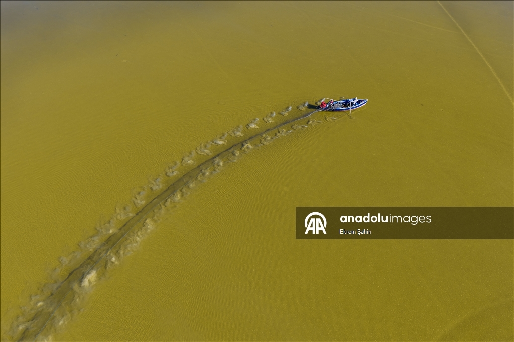 Природные узоры на поверхности воды привлекают внимание в лагуне Юмурталык