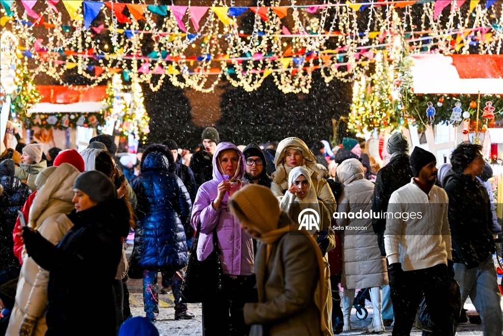 Москва сияет предновогодними огнями