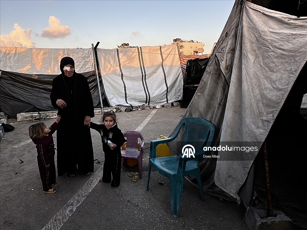 Han Yunus’ta çadırda yaşam mücadelesi veren Um Fadi, ailesiz çocuklara sahip çıkıyor