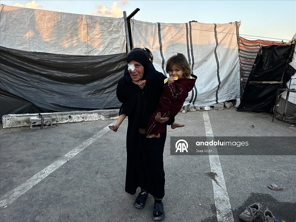 Han Yunus’ta çadırda yaşam mücadelesi veren Um Fadi, ailesiz çocuklara sahip çıkıyor