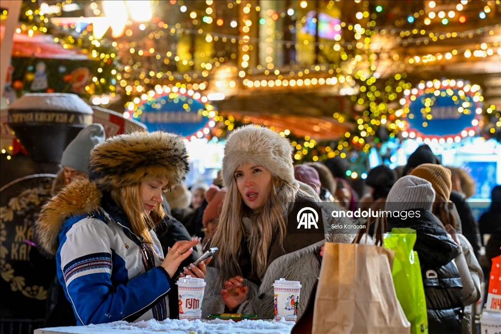 Москва сияет предновогодними огнями