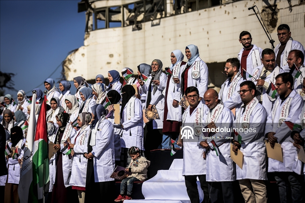 مدينة غزة.. حفل تخرج 168 طبيبًا فلسطينيا بمجمع الشفاء "المدمّر"