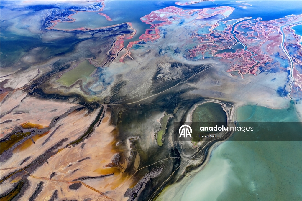 Природные узоры на поверхности воды привлекают внимание в лагуне Юмурталык