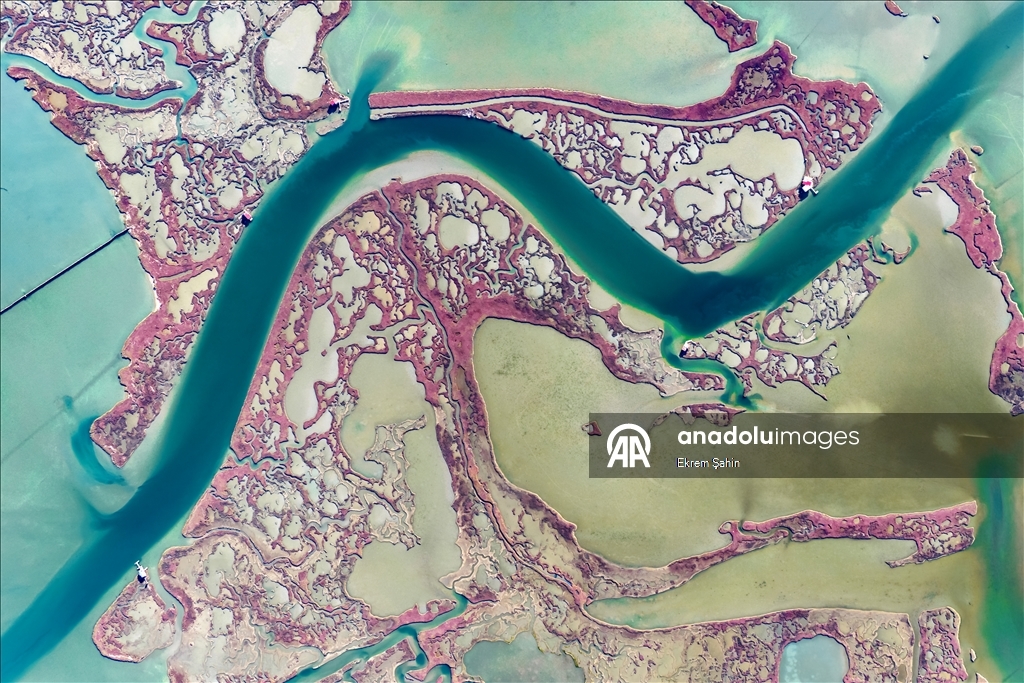 Природные узоры на поверхности воды привлекают внимание в лагуне Юмурталык