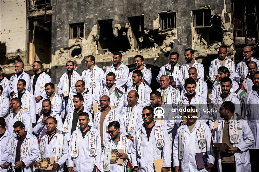 مدينة غزة.. حفل تخرج 168 طبيبًا فلسطينيا بمجمع الشفاء "المدمّر"