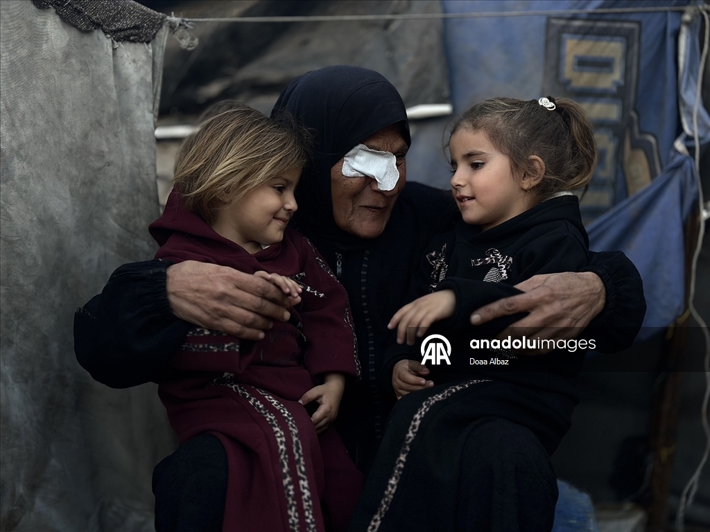 Han Yunus’ta çadırda yaşam mücadelesi veren Um Fadi, ailesiz çocuklara sahip çıkıyor