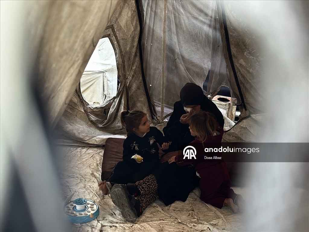 Han Yunus’ta çadırda yaşam mücadelesi veren Um Fadi, ailesiz çocuklara sahip çıkıyor