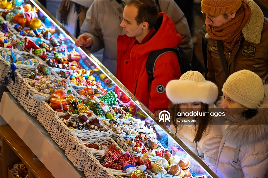 Москва сияет предновогодними огнями