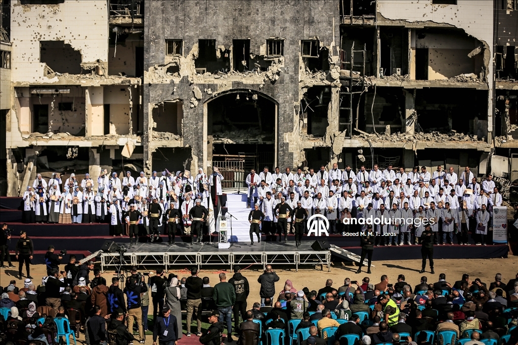 مدينة غزة.. حفل تخرج 168 طبيبًا فلسطينيا بمجمع الشفاء "المدمّر"