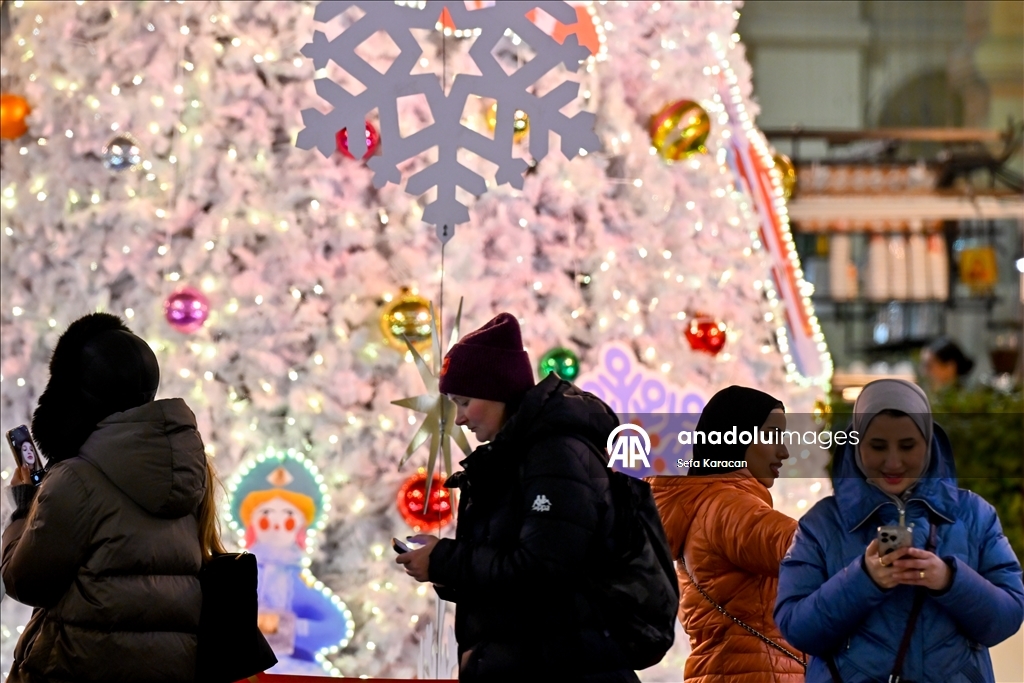 Москва сияет предновогодними огнями