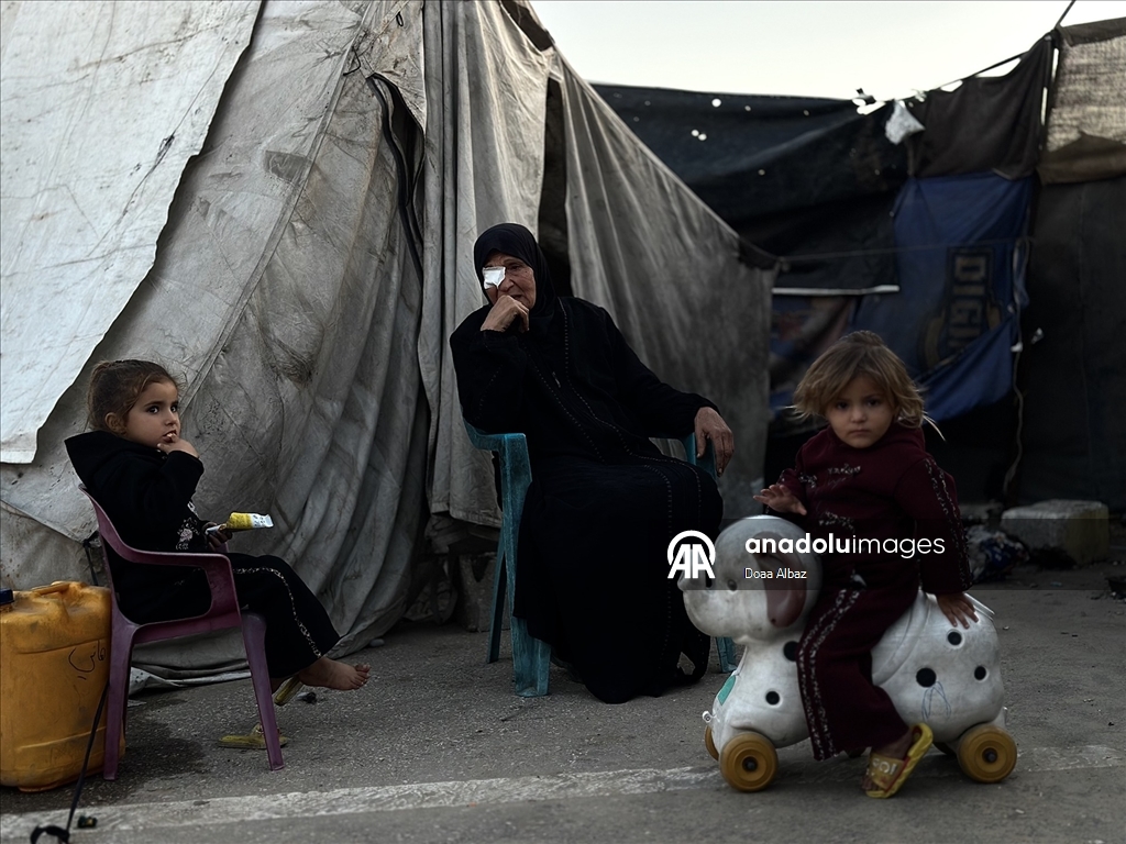 Han Yunus’ta çadırda yaşam mücadelesi veren Um Fadi, ailesiz çocuklara sahip çıkıyor