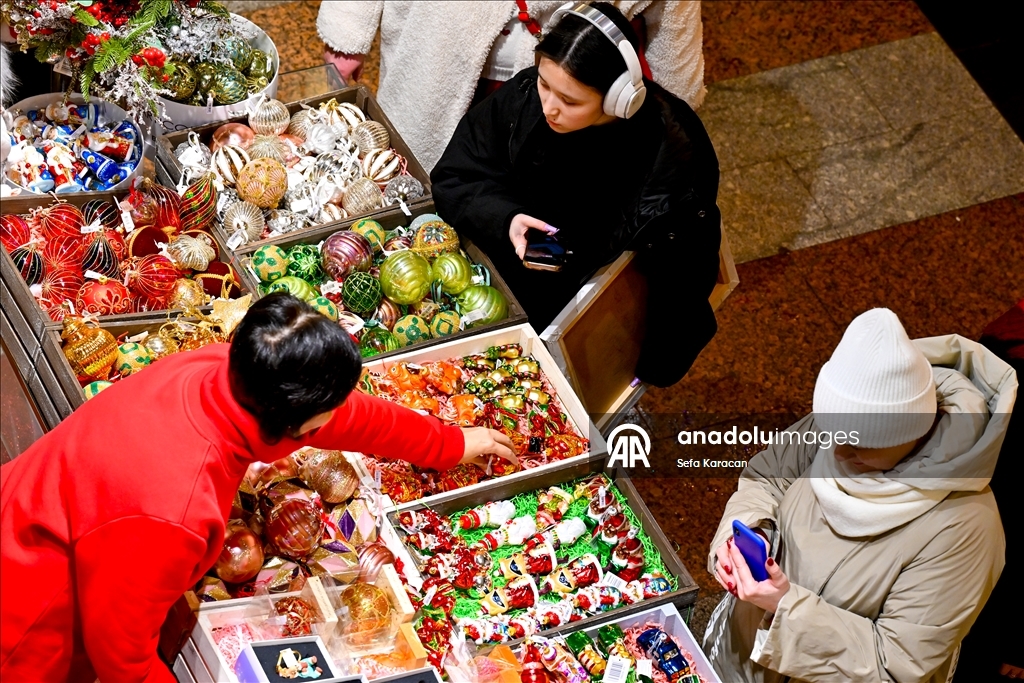 Москва сияет предновогодними огнями