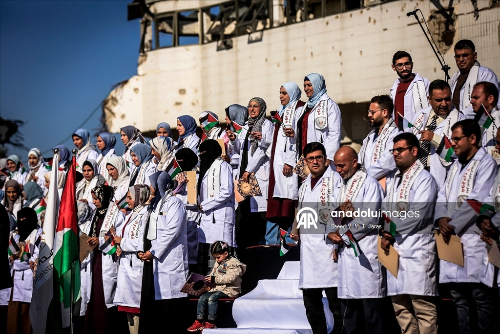 مدينة غزة.. حفل تخرج 168 طبيبًا فلسطينيا بمجمع الشفاء "المدمّر"