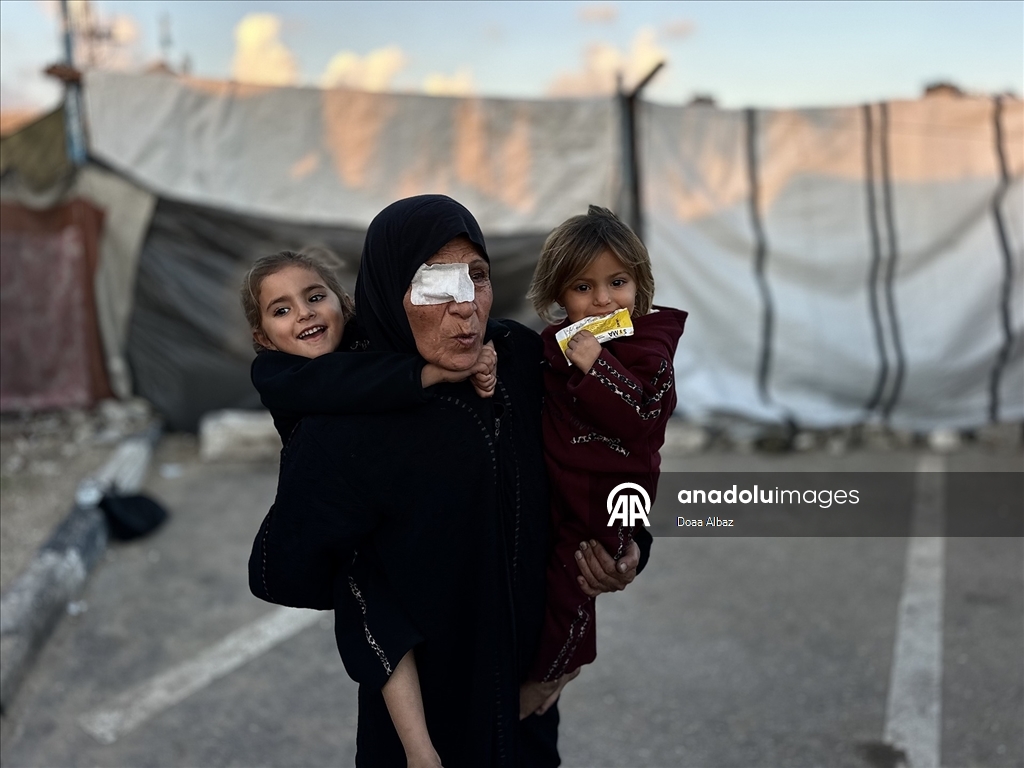 Han Yunus’ta çadırda yaşam mücadelesi veren Um Fadi, ailesiz çocuklara sahip çıkıyor