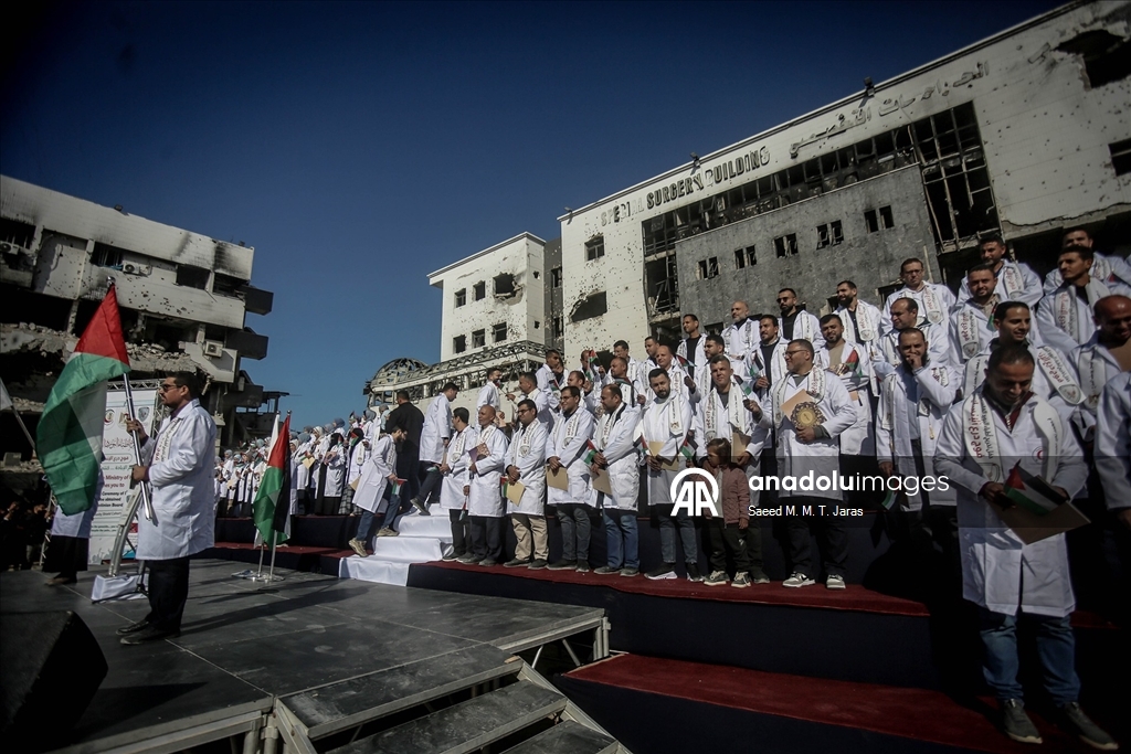 مدينة غزة.. حفل تخرج 168 طبيبًا فلسطينيا بمجمع الشفاء "المدمّر"