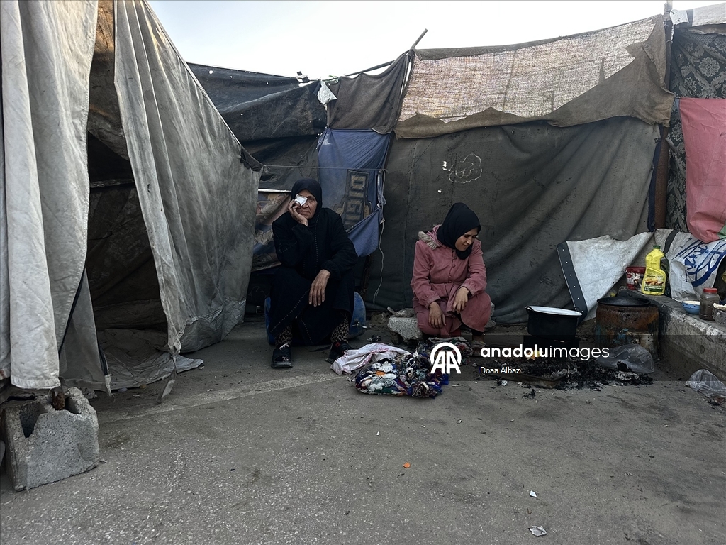 Han Yunus’ta çadırda yaşam mücadelesi veren Um Fadi, ailesiz çocuklara sahip çıkıyor