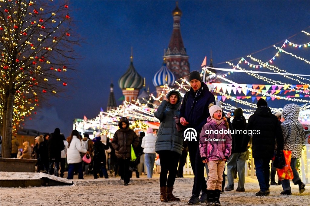 Москва сияет предновогодними огнями