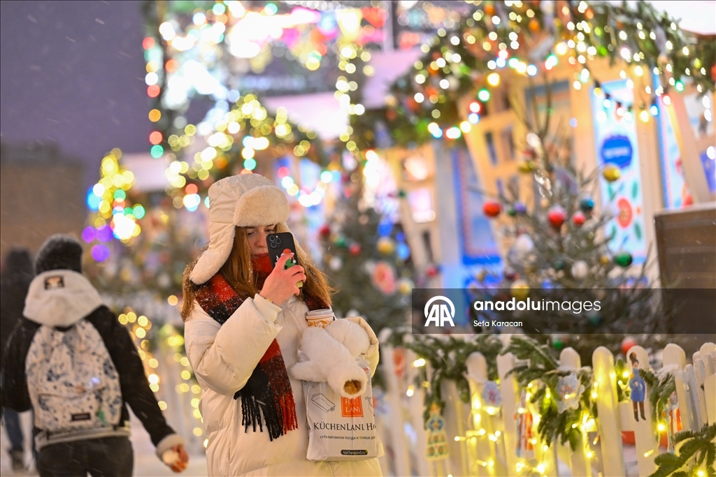 Москва сияет предновогодними огнями
