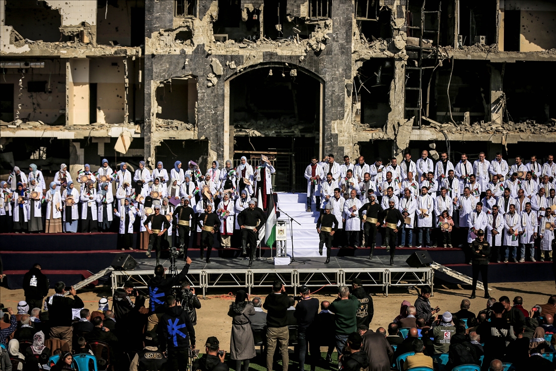 مدينة غزة.. حفل تخرج 168 طبيبًا فلسطينيا بمجمع الشفاء "المدمّر"