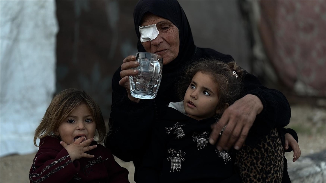 Han Yunus’ta çadırda yaşam mücadelesi veren Um Fadi, ailesiz çocuklara sahip çıkıyor